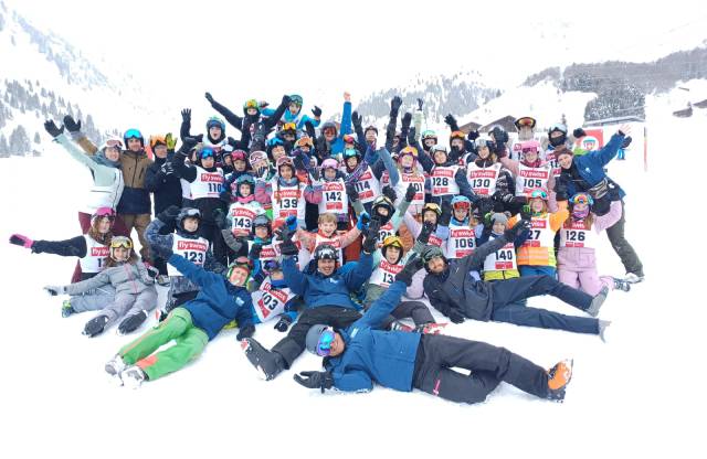 Zufrieden nach dem Rennen waren die Teilnehmer am Schneesportlager.