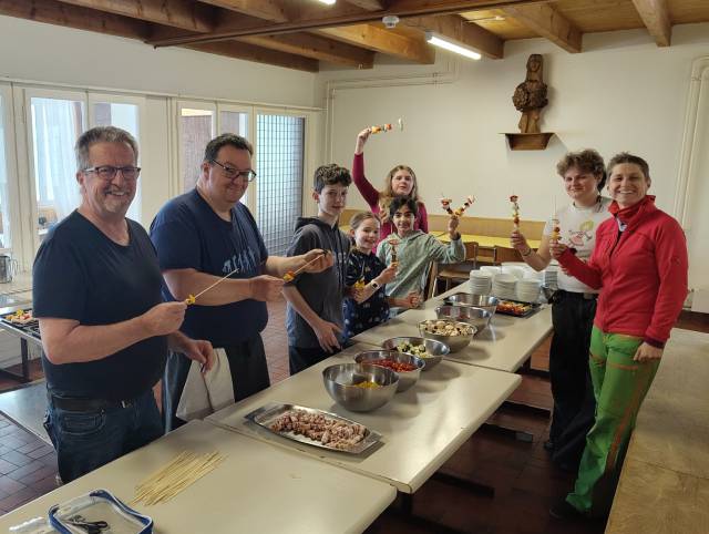 Fleissige Hände stellen 120 Spiessli her.