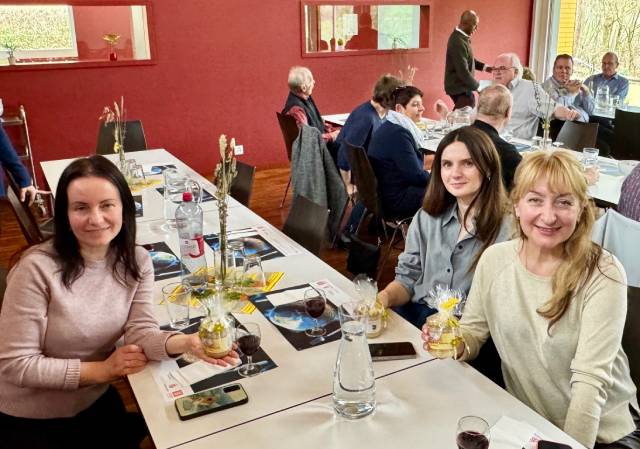 Drei geflüchtete Ukrainerinnen bereiteten eine köstliche Suppe nach ukrainischem Rezept zu.