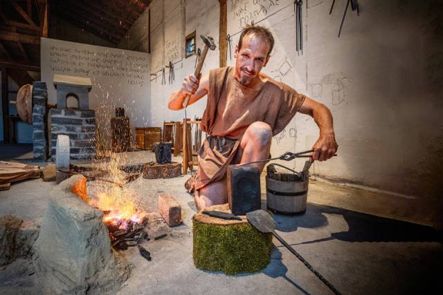 Ein «römischer» Schmied zeigt seine Kunst.