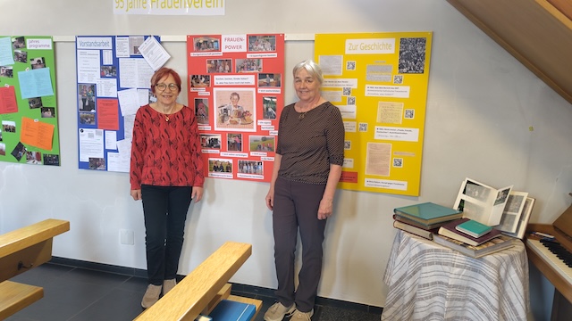 Die langjährigen Vorstandsfrauen Esthi Winter und Hedy Lüthold haben zusammen mit den Pfarreiseelsorgerinnen Elisabeth Lindner und Christina Kessler die Ausstellung erstellt. Foto: zVg