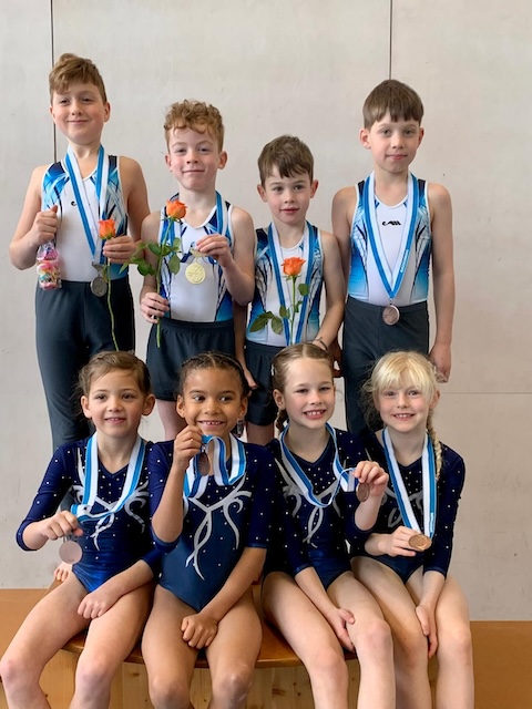 Die Mädchen und Jungs der Kategorie 1 nach der Siegerehrung. Foto: zVg