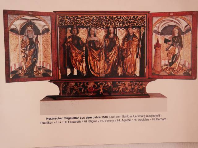 Ein Foto erinnert an den bedeutenden spätgotischen Flügelaltar, der sich einst in der Kapelle befand.