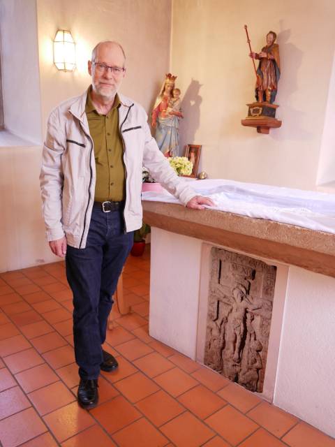 Linus Hüsser zeigt das Foto von dem ottonischen Kreuzigungsrelief.