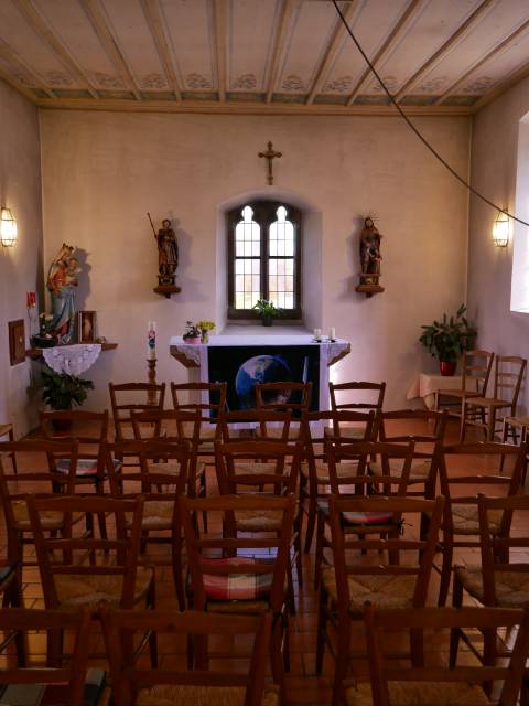 Das Innere der Kapelle: Die Decke ist mit neogotischen Malereien geschmückt.