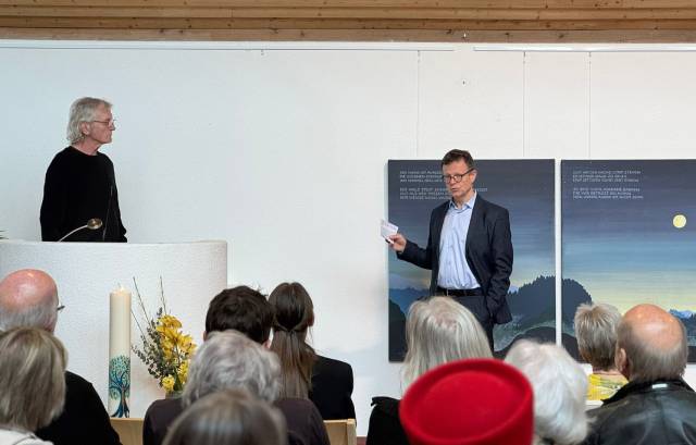 Vernissage der Ausstellung von Viktor Hottinger (links) mit einer Predigt von Pfarrer Andreas Fischer. Foto: zVg 