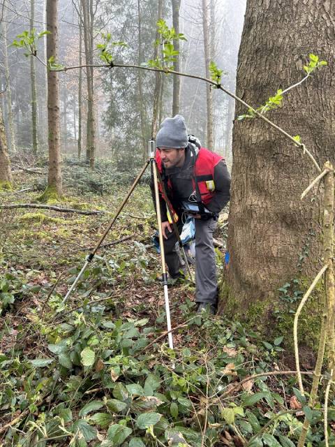 Mit der Zentrumsbussole wird von jedem Probebaum die genaue Position relativ zum Stichprobenzentrum bestimmt. Foto: © Kanton Aargau, BVU, Abteilung Wald