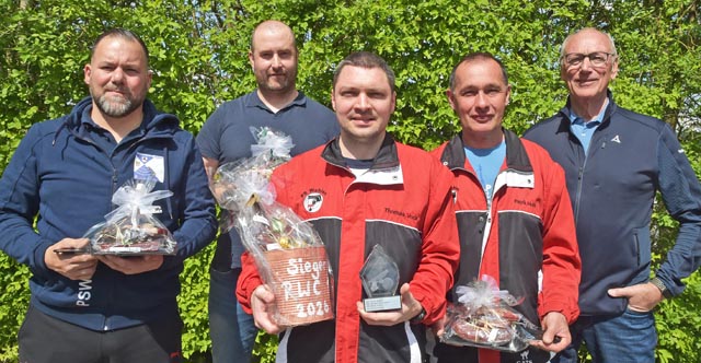 iegerbild des 19. Röbi-Wüest-Cups für Pistolenschützen: (von links) Elias Zois (3.), Daniel Dennler (2.), Sieger Thomas Vock, Patrik Hunn (4.) und Organisator Robert Wüest. Foto: wr