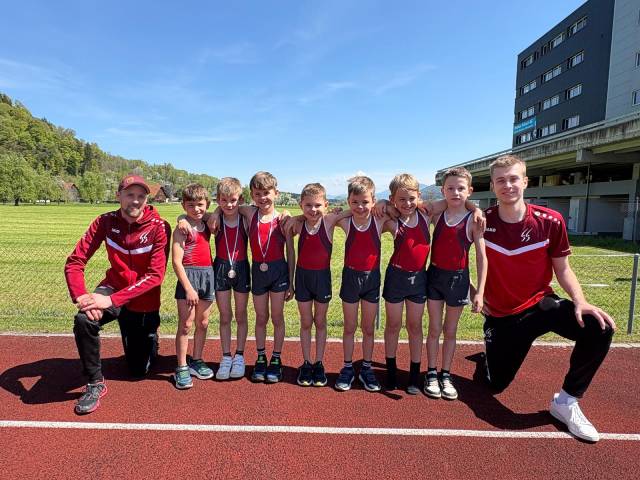 Sulzer Kunstturner im Einführungsprogramm flankiert von ihren zwei Betreuern Jörg Kleeb und Luca Thomann. Foto: zVg 