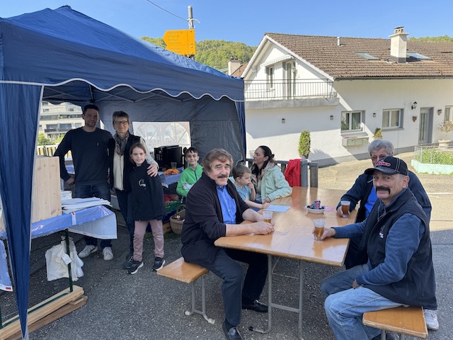 Marktinitiatorin Zita Burkart mit Helfern und Besuchern an ihrem Stand. Foto: Lilia Staiger