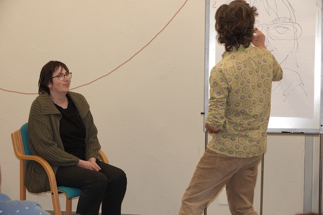 Der Zeichner und sein Modell. Foto: Peter Schütz