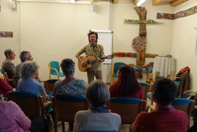 Gabriel Kramer beim Auftritt in der Kulturwerk-Stadt in Sulz. Foto: Peter Schütz