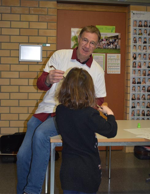 Die Kinder entlocken mit Hilfe der Lehrpersonen den Instrumenten die ersten Töne. Foto: zVg