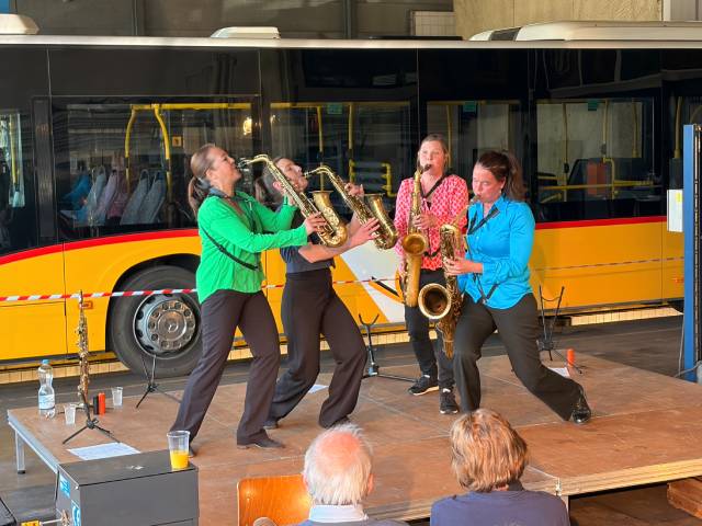 Jazz vor dem Postauto. Foto: Silvana Frigeri