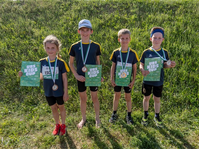 Die Medaillengewinner von links: Polina Klimova, Flurin Hasler, Jayden Hasler und Ben Cavrk. Foto: Martin Waldmeier