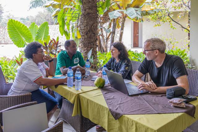 Besprechung mit der Organisation «Action et humanisme», von links: Claudine Bizimana, Evariste Bukeyeneza, Susanne Baumberger, Markus Raub