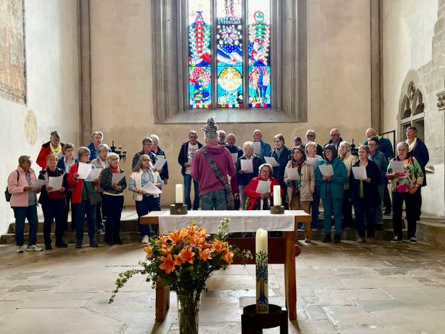 Die Chorsängerinnen und -sänger genossen die wunderbare Akustik der Kirche. Foto: zVg