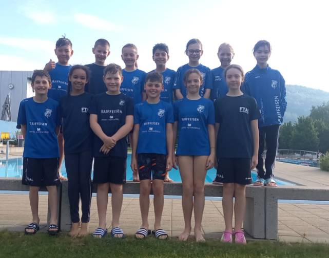 Die 13 jungen Schwimmer des Schwimmclubs Fricktal