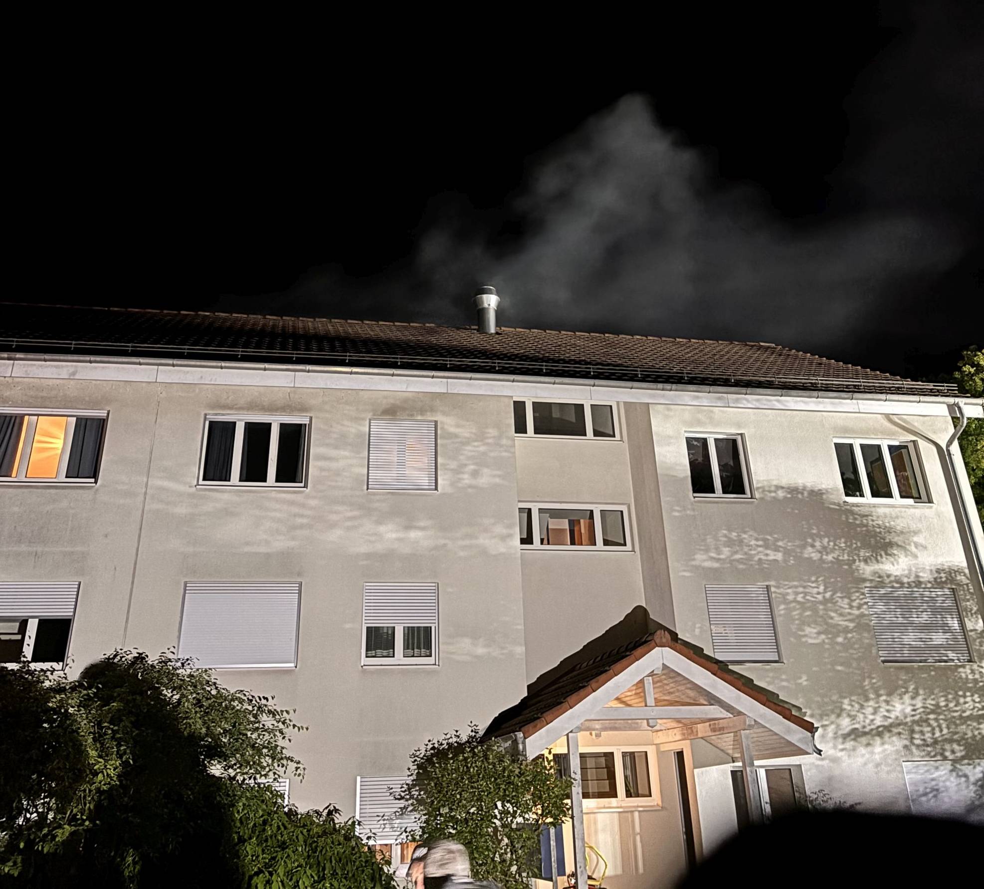Eine Person wurde bei einem Brand in einem Mehrfamilienhaus in Zwingen verletzt.