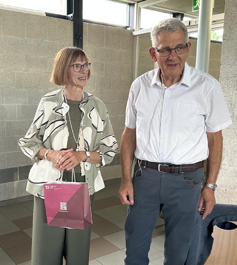  Ganz gemäss dem Motto «Hinter jedem erfolgreichen Mann steht eine starke Frau» durfte auch Heidi Auer ein Dankeschön entgegennehmen. Foto: Sonja Fasler