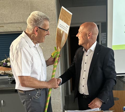 Ernst Auer (links) übergibt das Vereinsruder, das er nun zehn Jahres gehütet hat, an seinem Nachfolger Pascal Kummli. Foto: Sonja Fasler
