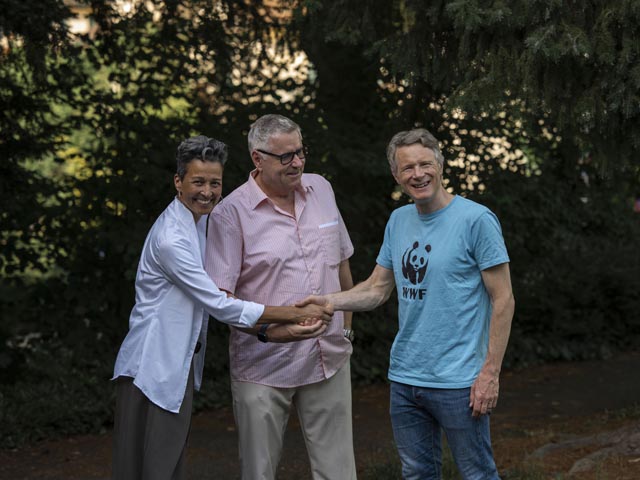 Altes und neues Präsidium des WWF Aargau: Jonas Fricker (rechts, bisher Co-Präsident) übergibt an Christoph Schmassmann (links, bisher Co-Präsident, neu Präsident) und Claire Egert (Vize-Präsidentin). Foto: © Christoph Hofmann / WWF Aargau