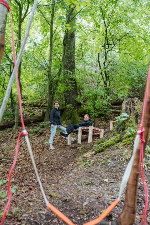 Das Waldschulzimmer bietet auch gemütliche Rückzugsorte. Foto: Yuri Schmid
