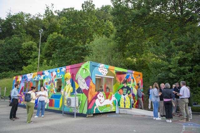 Regionaler Apéro von Edith Suter und Familie aus Densbüren im neu gestalteten Schulzimmercontainer. Foto: zVg
