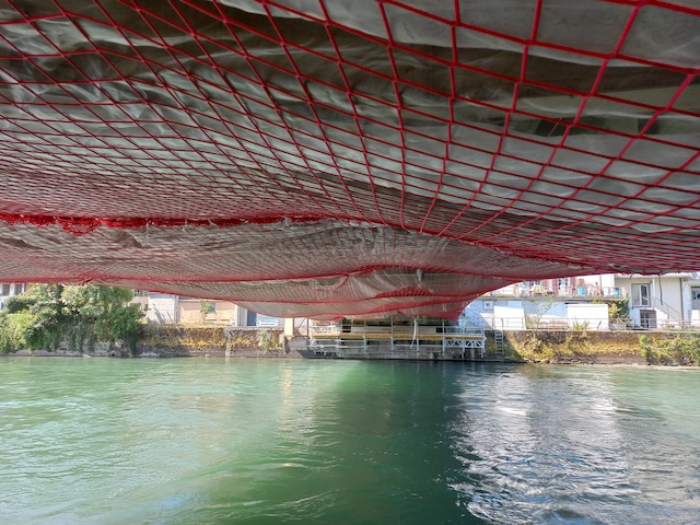 ür die weiteren Rückbauarbeiten an der Fahrbahnplatte und für die Stahlbauarbeiten wird unter der Brücke ein Schutzgerüst installiert. Foto: Copyright Kanton Aargau