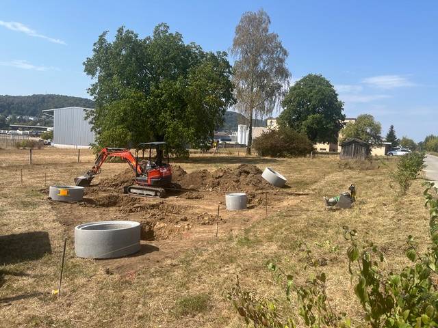 Der Bagger steht bereit: Start zu den Bauarbeiten zum Wiederaufbau der Plattform Sisslerfeld in der Gemeinde Münchwilen.