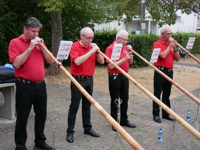 Die Alphorngruppe Kaisten stimmte auf die Festreden ein.