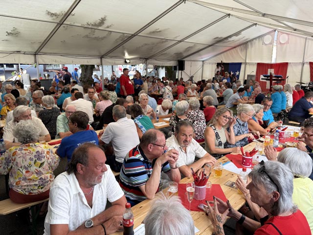 Vollbesetztes Festzelt. Foto: Jörg Wägli