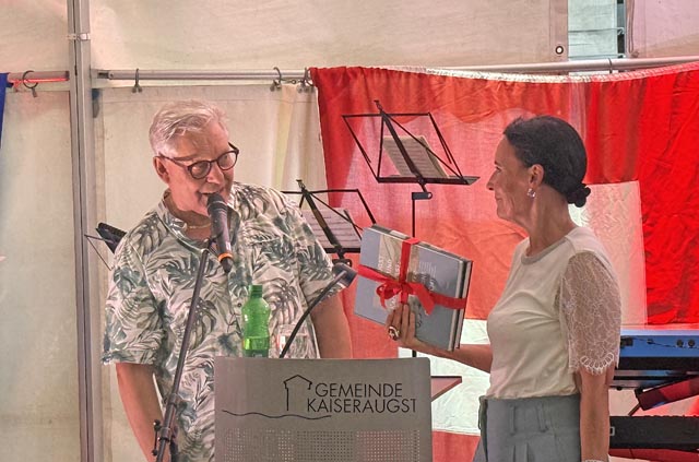 Gemeinderpräsident Jean Frey bedankt sich bei der Festrednerin, GLP-Grossrätin Béa Bieber. Foto: Jörg Wägli