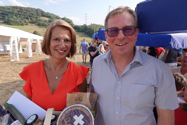 Diplomatin Christine Schraner Burgener mit Gemeindepräsident Christian Kramer. Foto: Peter Schütz