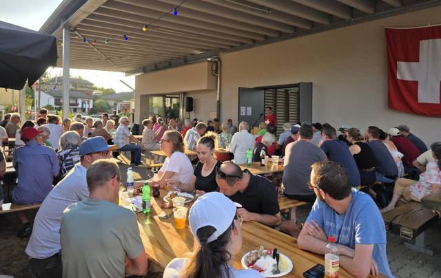 Gemütliches Beisammensein beim 1.-August-Anlass des Männerchors Schupfart