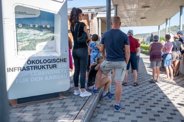 Interessierte aus Hellikon und Schupfart liessen sich über die ökologische Infrastruktur und die eigenen Handlungsmöglichkeiten informieren.