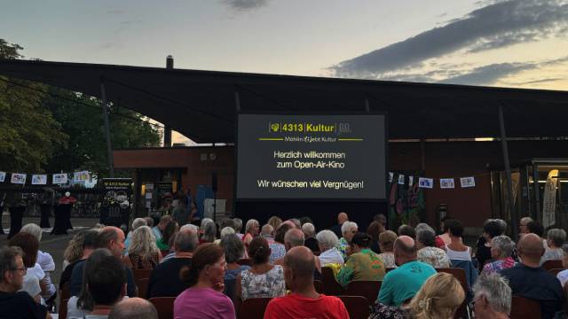 Bei bestem Filmwetter sind alle Plätze besetzt und der erste Openair-Kinoabend der Kulturkommission startet gleich. Foto: Lilia Staiger