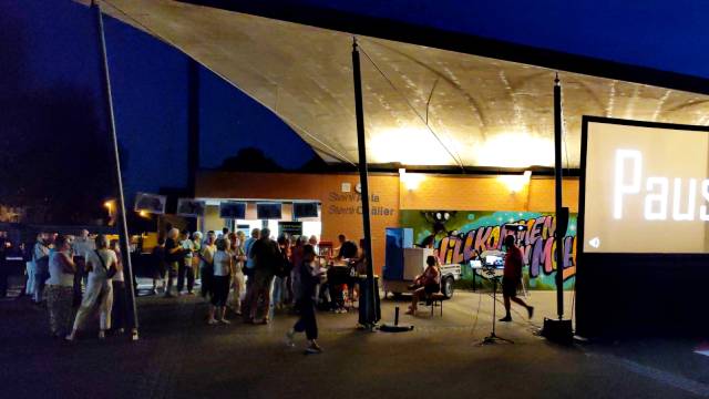Für Stärkung der Filmfans sorgen «Michi’s süsse Backoase» mit frischen Crêpes und Glacé und die Bar von 4313Kultur mit kühlen Getränken. Foto: Astrid Pfoster