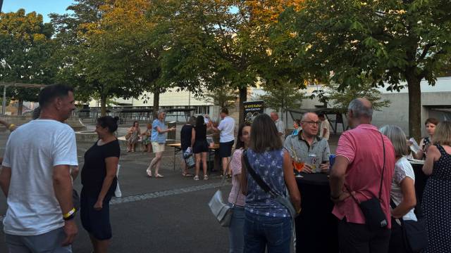 Die Filmfans treffen auf dem Kinogelände beim Storebode ein, geniessen den Apéro mit Freunden und freuen sich auf die kommenden Filme. Foto: Lilia Staiger