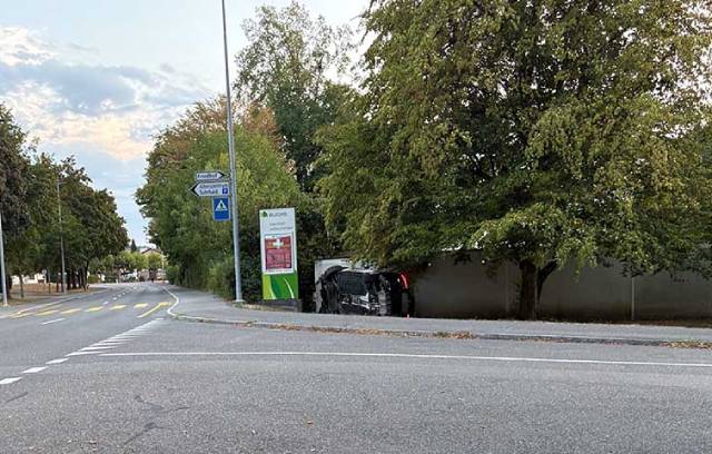 Unverletzt blieb der Fahrer des verunfallten Wagens.