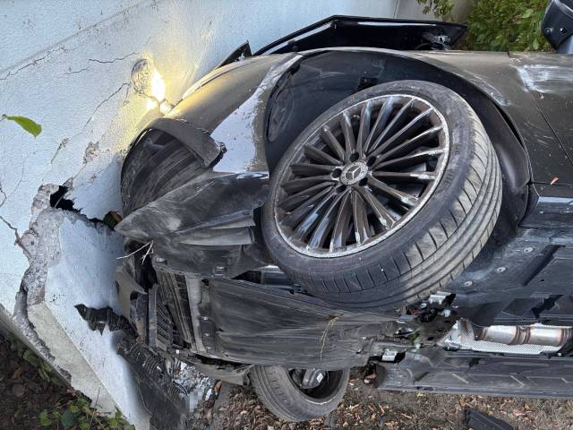 Unverletzt blieb der Fahrer des verunfallten Wagens.