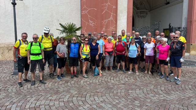 Die Radsportgruppe vor dem Portal des Bad Säckinger St.-Fridolins-Münsters