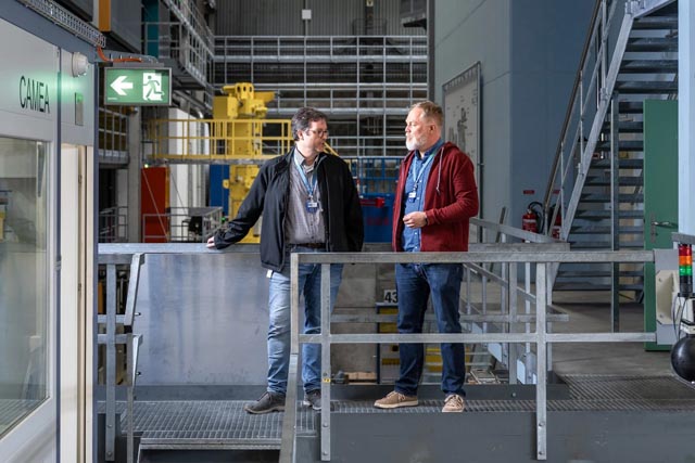 David Mannes (links) und Anders Kaestner an der Schweizer Spallations-Neutronenquelle SINQ am PSI. Mit Neutronen durchleuchteten sie ein Stück des Marsmeteoriten «Black Beauty» und konnten damit erstmals makroskopische wasserstoffreiche Bereiche sichtbarmachen. Foto: © Paul Scherrer Institut PSI/Markus Fischer