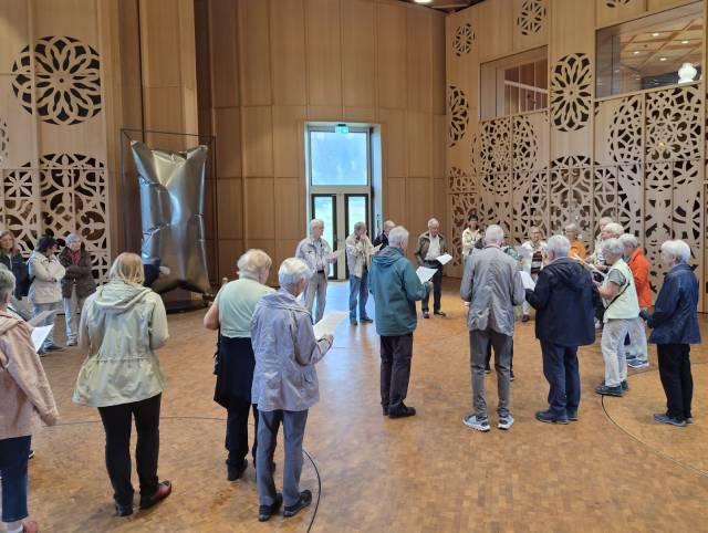 Der Kirchenchor beim Singen im Klanghaus