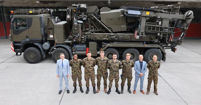 Militärdirektor Jean-Pierre Gallati und Oberstlt Patrick Koller, Kreiskommandant des Kan- tons Aargau mit den neubrevetierten Offizieren aus dem Fricktal (von links): Lt Salomon Schmid, Lt Julien Moser, Lt Luc Wehrli, Lt Dario Metzger, Lt Nikos Spanos, Oberlt aD Stephan Benz; Fahrzeug: IVECO Trakker AT-N 410 T 50 W-5 Y-FS 10x8/6, Verlegewagen 5-Achsig zu Ustü Brü 46m. Foto: Roland Wey