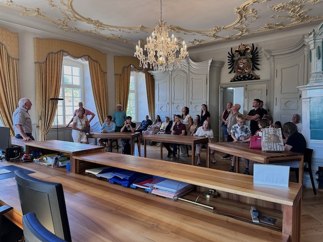 Stadtführer Ruedi Lüscher zeigt den besonderen Gerichtssaal des Bezirksgerichts Laufenburg. Foto: Andrea Worthmann