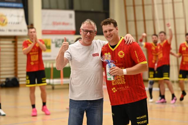Rechtsaussen Jan Waldmeier darf von seinem Arbeitgeber Sascha Gut die Best Player-Auszeichnung für makellose sieben Treffer entgegennehmen.
