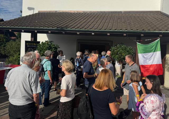 Apéro vor Beginn des Konzerts beim Eingang der reformierten Kirche in Möhlin. Foto: Lilia Staiger