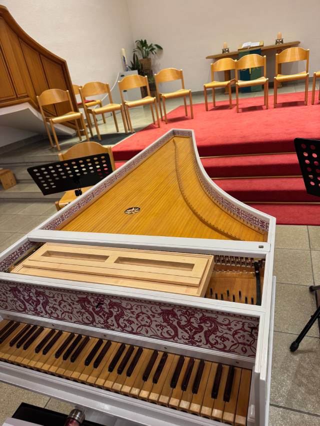 Das neu eingeweihte Cembalo des Kirchenchors. Foto: Lilia Staiger