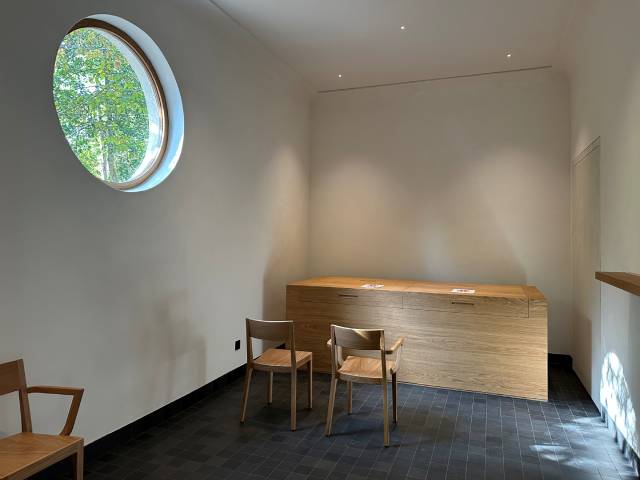Die Aufbahrungshalle wurde zu einem würdigen Ort des Abschiednehmens umgestaltet.  Foto: zVg